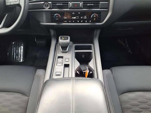 Used 2023 Nissan Pathfinder S image 11