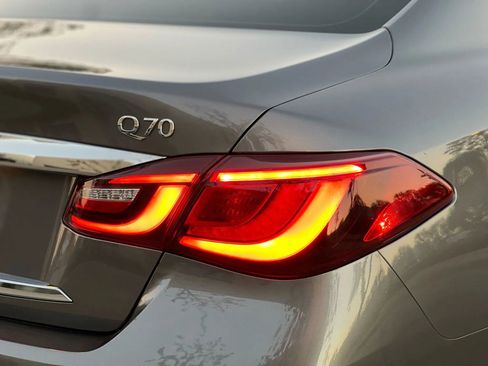 Used 2018 INFINITI Q70 Luxe image 9