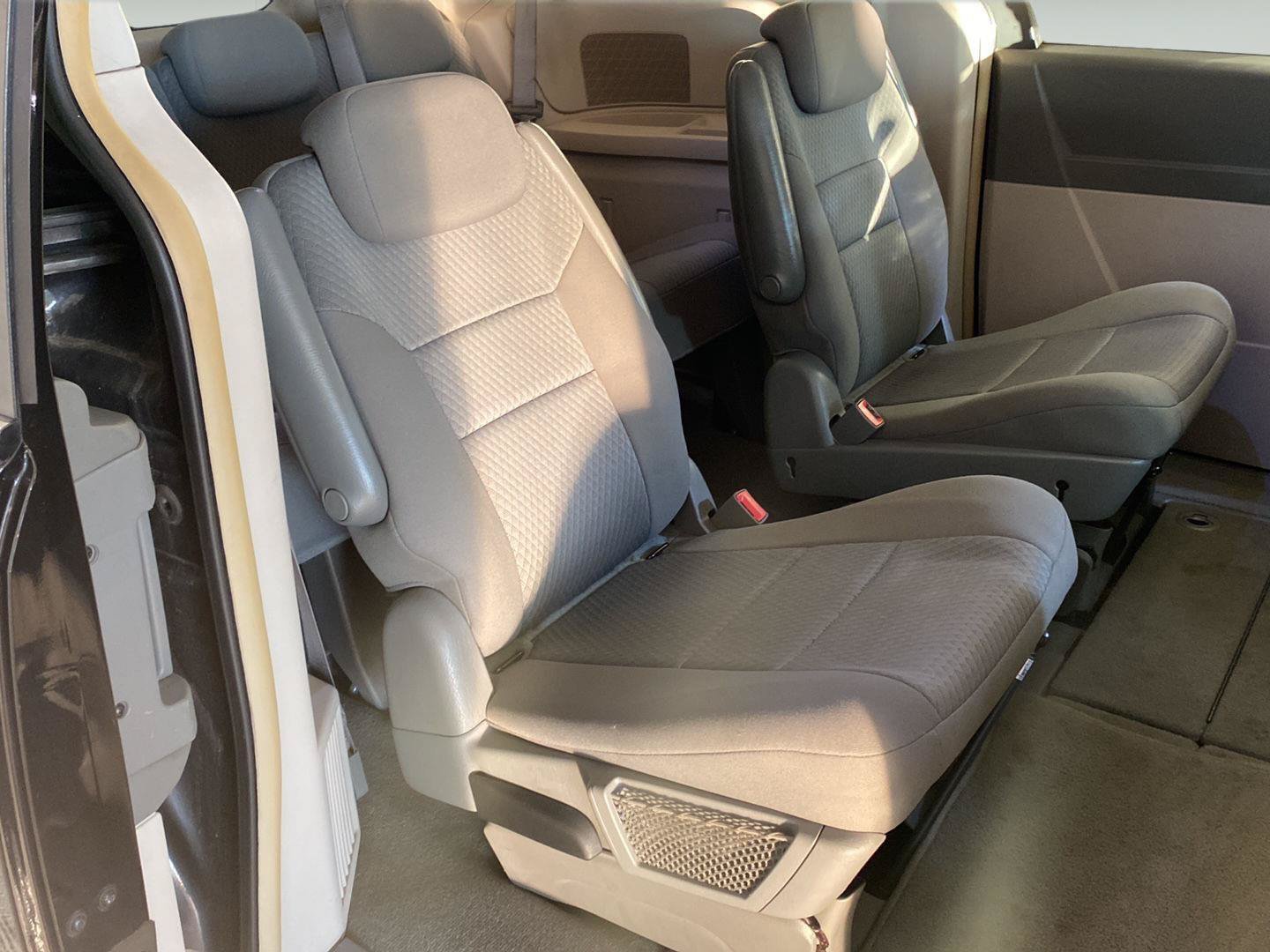Used 2010 Chrysler Town & Country Touring FWD image 23