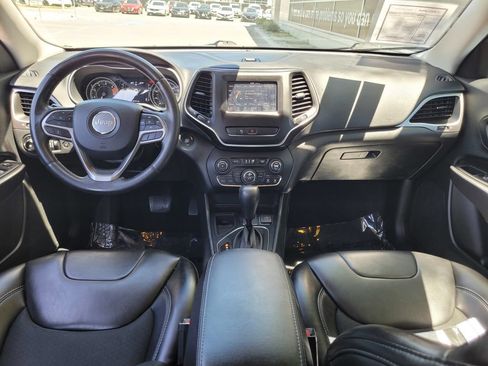 Used 2019 Jeep Cherokee Latitude Plus w/ Comfort/Convenience Group FWD image 17