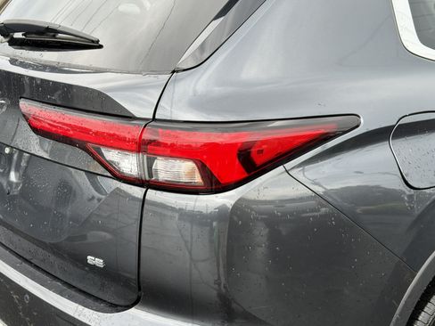 Used 2024 Mitsubishi Outlander SE FWD image 12