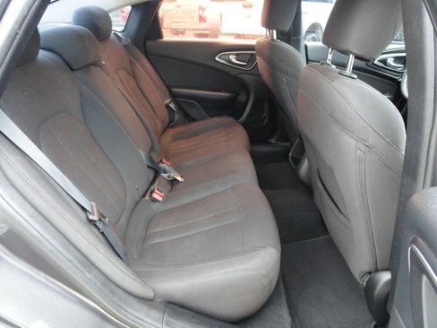 Used 2015 Chrysler 200 Limited image 7