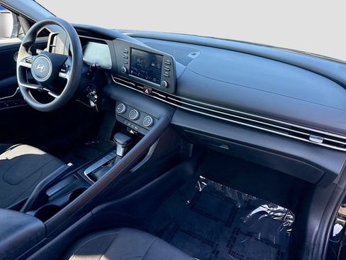 Used 2025 Hyundai Elantra SE FWD image 27