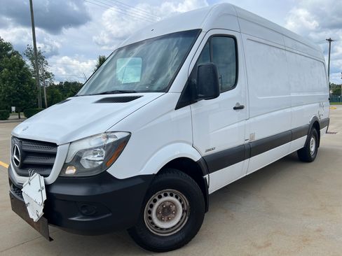 Used 2015 Mercedes-Benz Sprinter 2500 image 1