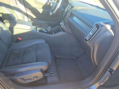 Used 2022 Volvo XC40 T5 R-Design w/ Climate Package image 31