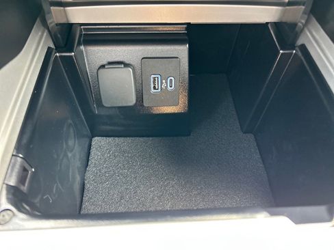 Used 2022 Ford Explorer XLT image 32