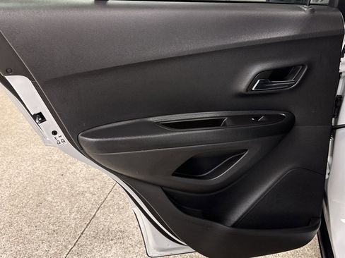 Used 2022 Chevrolet Trax LT w/ Redline Edition image 16