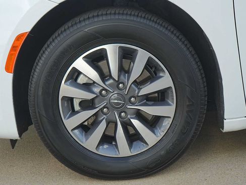 Used 2024 Chrysler Pacifica Limited FWD image 7
