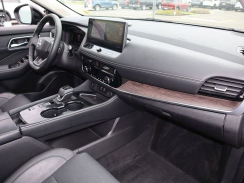 Certified 2025 Nissan Rogue Platinum FWD image 26
