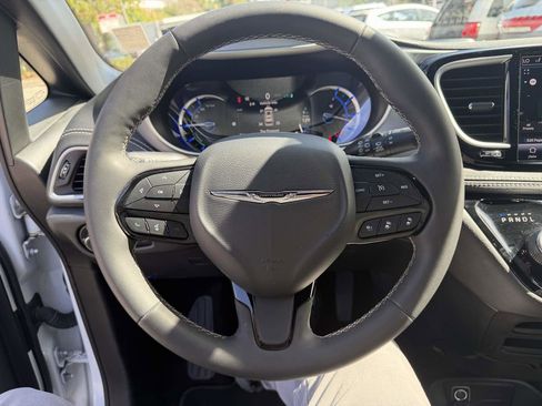 Used 2023 Chrysler Pacifica Touring-L w/ S Appearance Package image 8