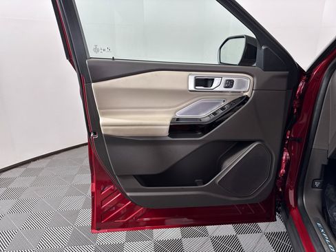 Used 2023 Ford Explorer Platinum w/ Technology Package image 27