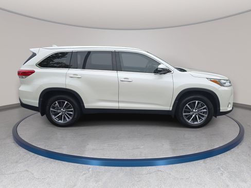 Used 2019 Toyota Highlander XLE AWD/4WD image 4