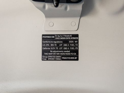 Certified 2025 Porsche Macan AWD/4WD image 40