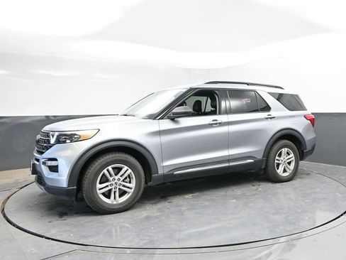 Used 2024 Ford Explorer XLT w/ Equipment Group 202A AWD/4WD image 9