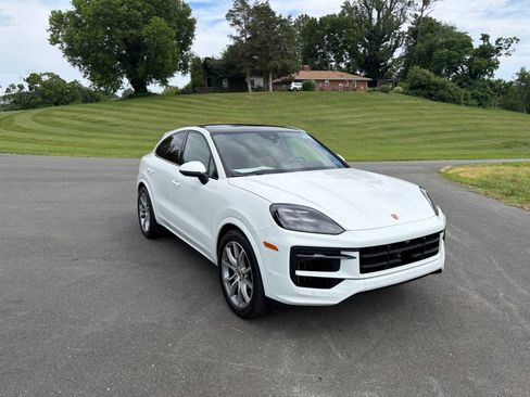 Certified 2025 Porsche Cayenne Coupe AWD/4WD image 9