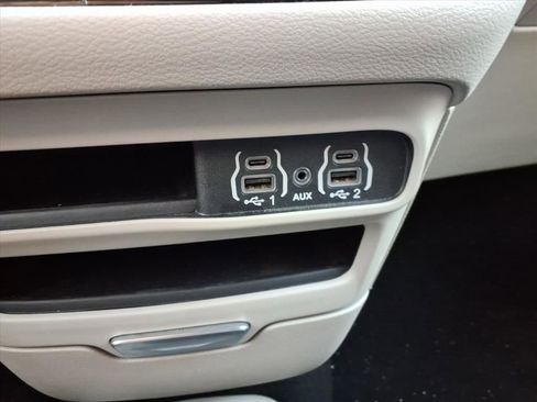 Used 2023 Chrysler Pacifica Touring-L image 15