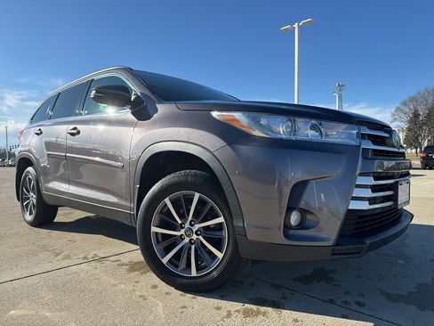 Used 2019 Toyota Highlander XLE image 2