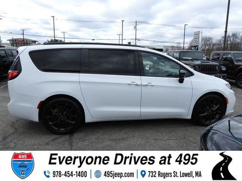 Used 2025 Chrysler Pacifica Limited FWD image 6