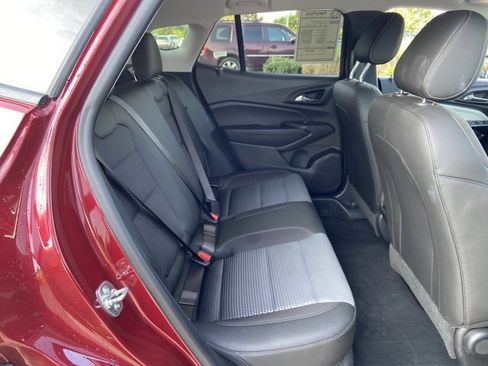 Used 2025 Chevrolet Trax LT w/ LT Convenience Package FWD image 4