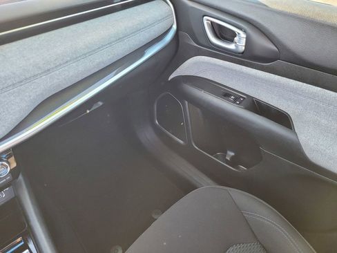 Used 2023 Jeep Compass Sport image 11