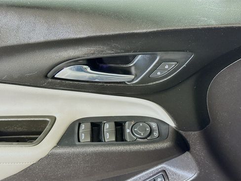 Used 2018 Chevrolet Equinox Premier FWD image 24