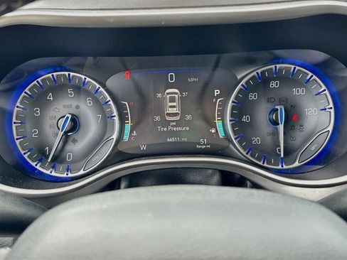 Used 2023 Chrysler Pacifica Touring-L FWD image 12