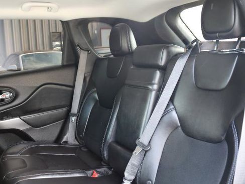 Used 2019 Jeep Cherokee Latitude Plus w/ Cold Weather Group AWD/4WD image 22
