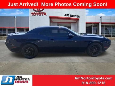Used 2015 Dodge Challenger SXT RWD image 7