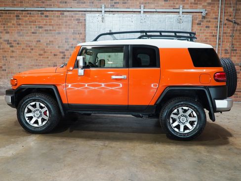 Used 2014 Toyota FJ Cruiser 4WD w/ Upgrade Package image 10