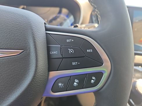 Used 2024 Chrysler Pacifica Touring-L FWD image 16