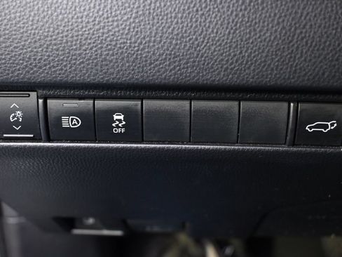 Used 2022 Toyota Venza XLE AWD/4WD image 25