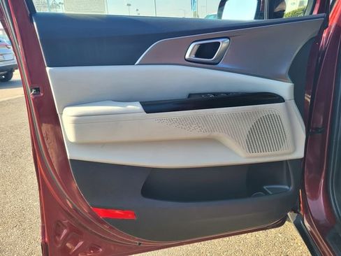 Used 2022 Kia Carnival LX image 18