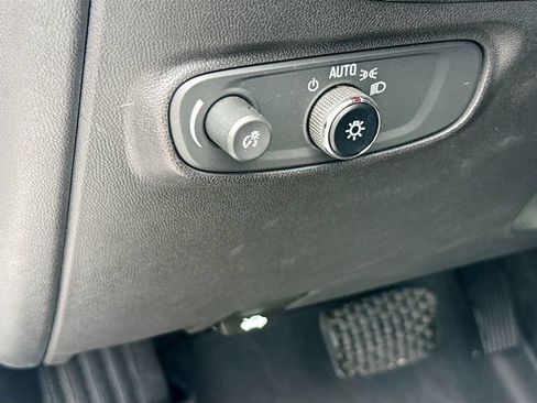 Used 2022 Chevrolet Equinox RS w/ RS Leather Package FWD image 11