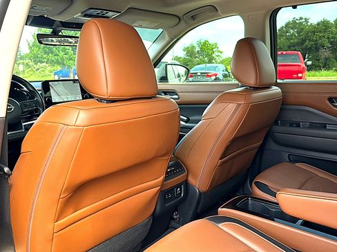 Used 2024 Nissan Pathfinder Platinum FWD image 18
