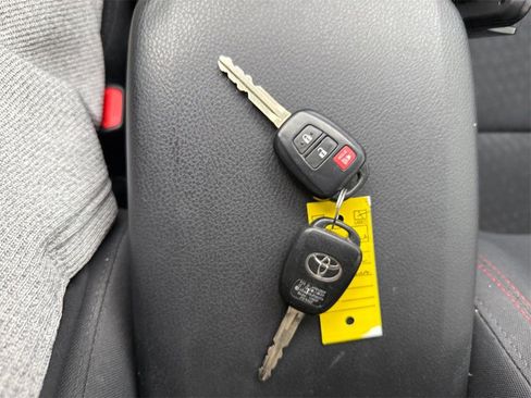 Used 2020 Toyota Tacoma SR5 w/ Technology Package image 32