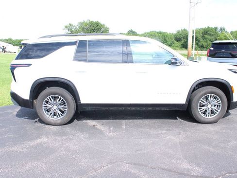 Used 2025 Chevrolet Traverse LT FWD image 17