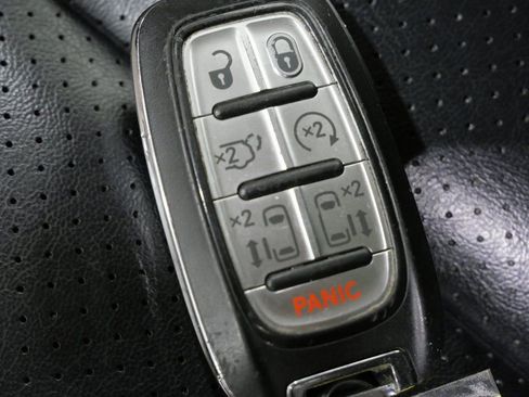 Used 2023 Chrysler Pacifica Touring-L image 28