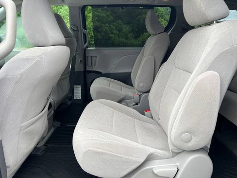 Used 2020 Toyota Sienna LE AWD/4WD image 22