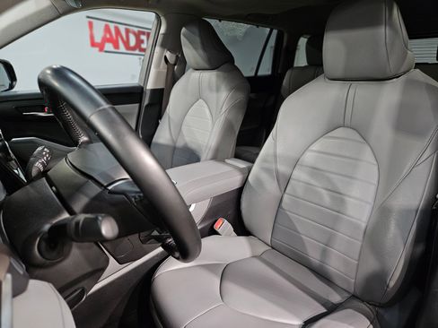 Used 2021 Toyota Highlander XLE image 24