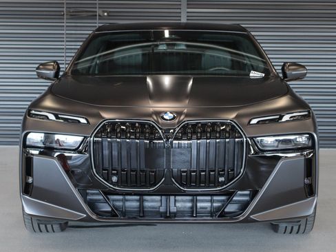 Used 2025 BMW 740i w/ Premium Package RWD image 10