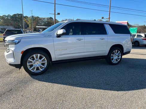 Used 2021 Chevrolet Suburban High Country w/ Premium Package image 12