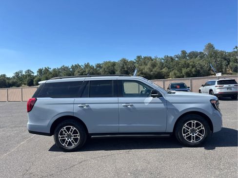 Certified 2025 Ford Expedition Active AWD/4WD image 4