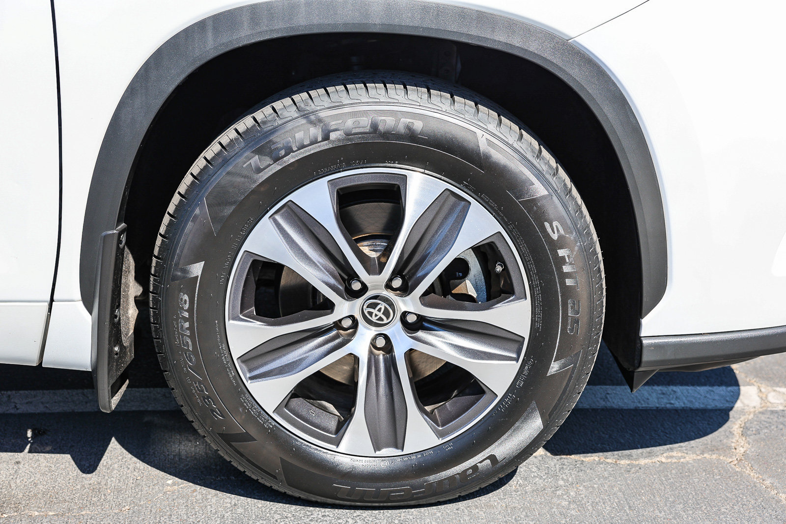 Used 2022 Toyota Highlander XLE AWD/4WD image 32