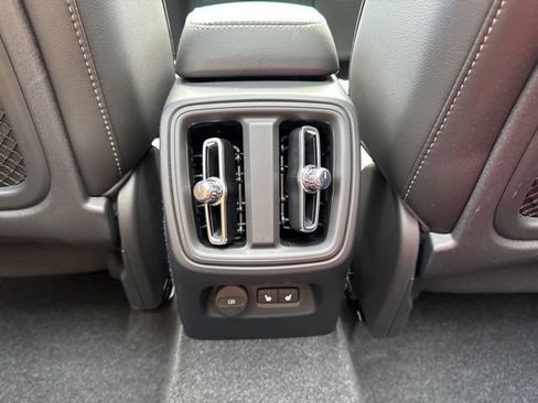 Certified 2025 Volvo XC40 B5 Core AWD/4WD image 17