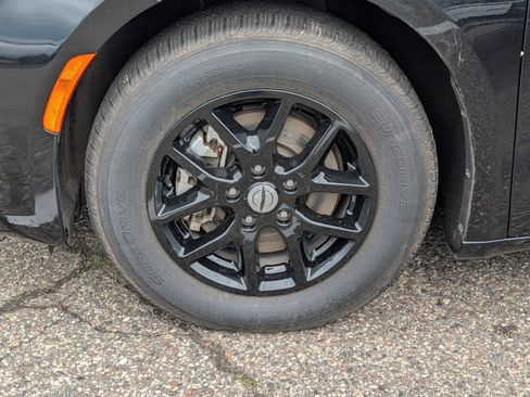 Used 2023 Chrysler Pacifica Touring-L FWD image 11