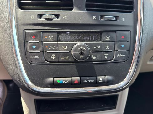 Used 2016 Chrysler Town & Country Touring-L FWD image 14