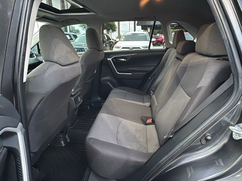 Used 2021 Toyota RAV4 XLE w/ Convenience Package FWD image 16