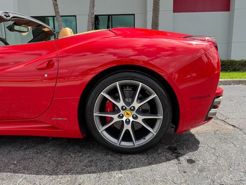 Used 2012 Ferrari California image 21