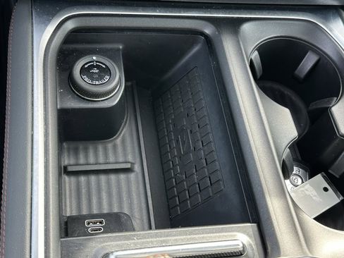 Used 2025 Ford Expedition Active image 33