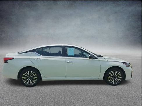 Used 2025 Nissan Altima 2.5 SV FWD image 10